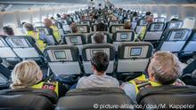 01.08.2019, Sachsen, Leipzig: Zwei Polizeibeamte begleiten als Escort einen Afghanen auf dem Flug von Leipzig nach Kabul in einem Charterflugzeug. 45 abgelehnte Asylbewerber wurden mit dem Sonderflug in Afghanistans Hauptstadt Kabul abgeschoben. (ACHTUNG: Ein Logo der Fluggesellschaft auf der Sitztasche rechts vor dem Polizisten, wurde als Bedingung zur Berichterstattung von Frontex unkenntlich gemacht; zu dpa-Story: Abschiebeflug nach Afghanistan) Foto: Michael Kappeler/dpa +++ dpa-Bildfunk +++ | Verwendung weltweit