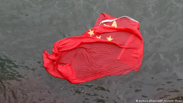 Hongkong Chinesische Flagge im Meer (picture-alliance/AP Photo/V. Thian)