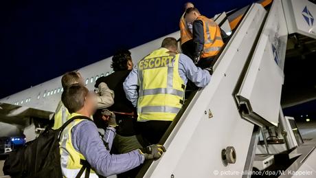 Germany: Chance to stay on parole instead of deportation