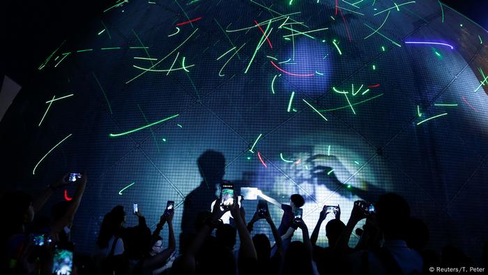 Punkte von Laserzeigern während eines Flash-Mobs in Hongkong über die Fassade des Hong Kong Space Museum (Reuters/T. Peter)