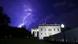 Ein Gewitter mit Blitz über dem Weißen Haus in Washington Ein Gewitter mit Blitz über dem Weißen Haus in Washington