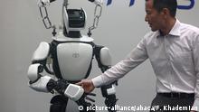 روبوت بتكنولوجيا الذكاء الاصطناعي لأداء الأعمال المنزلية