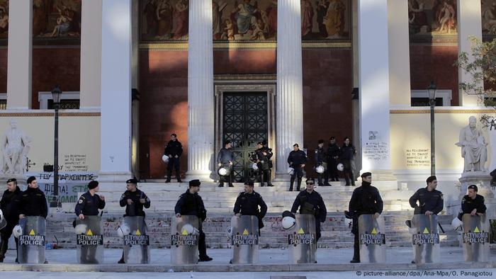 Ελλάδα 2015 | Αστυνομικοί μπροστά στο Πανεπιστήμιο Αθηνών