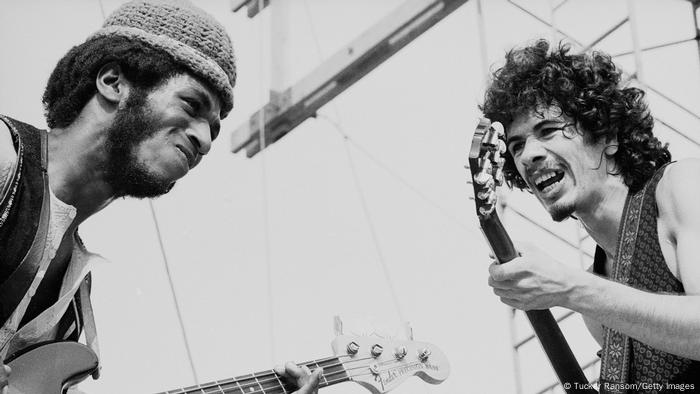 David Brown y Carlos Santana, en 1969, en el festival de Woodstock.