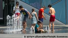 أطفال في أيندهوفن الهولندية يلجأون إلى مياه نافورات الشوراع لمقاومة موجة الحر (أرشيف)