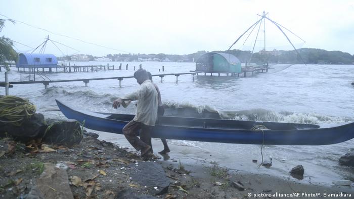 Indien Monsunregen & Überschwemmungen in Kerala (picture-alliance/AP Photo/P. Elamakkara)