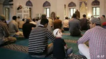 Muslime beten in Berliner Moschee