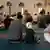 Muslime beten in der Moschee der Tuerkisch-Muslimischen Gemeinde in Berlin (Foto: AP)