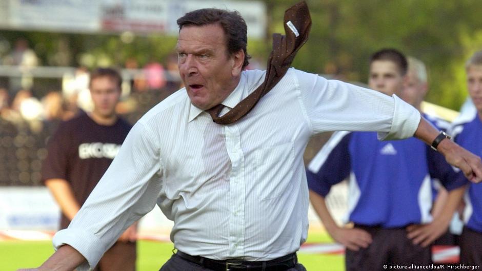 Politiker-Sommerreisen in Deutschland - Gerhard Schröder spielt Fußball