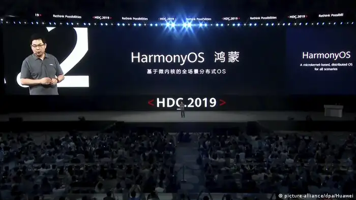 China, Dongguan: Betriebssystem Huawei Harmony