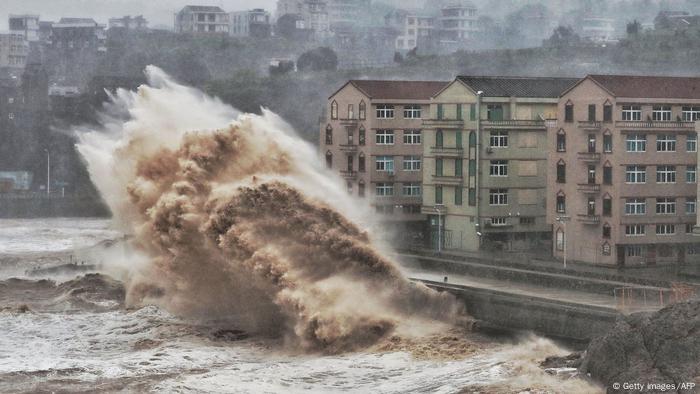 Grande onda atinge costa da China
