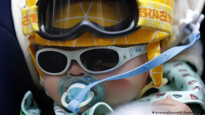 BdTD Proteste in Hongkong | Kind mit Schnuller & Schutzbrille