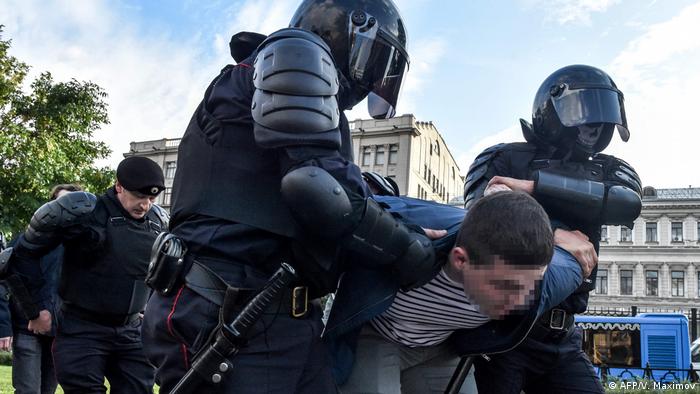 Задержание участника акции протеста в Москве, 10 августа 2019 года