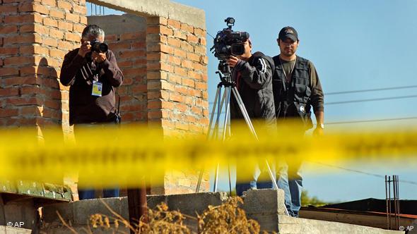 Periodistas cubriendo un reportaje en México, sobre un tejado, con cámaras.