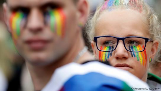 LambdaMoz - QUIZ LGBT - RESPOSTA Em que ano é que a OMS – Organização  Mundial da Saúde deixou de considerar a homossexualidade uma doença?  Alternativas: a) 17 de Maio de 1990?