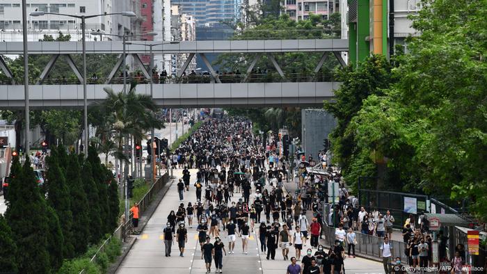 Schwarz gekleidete Demonstranten auf dem Weg zur zentralen Kundgebung in Hongkong im August 2019