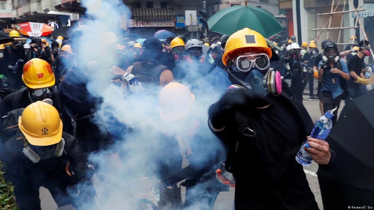 Hong Kong Police Fire Tear Gas At Protesters Dw 08112019