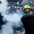 Tränengas-Schwaden steigen zwischen Demonstranten auf