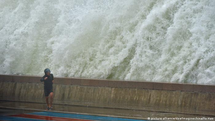 Гігантські хвилі, спричинені тайфуном Лекіма 