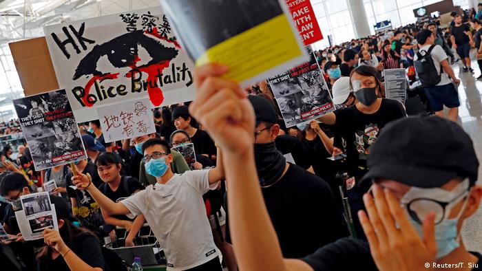 Hongkong Protest gegen China | Flughafen - Demonstration & Lahmlegung Flugverkehr (Reuters/T. Siu)