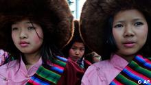 藏族小孩著傳統服飾表演，以紀念達賴喇嘛獲得諾貝爾和平獎 20 週年。