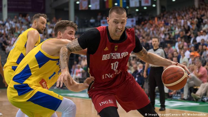 Daniel Theis dribbles the ball against Swedish opponents