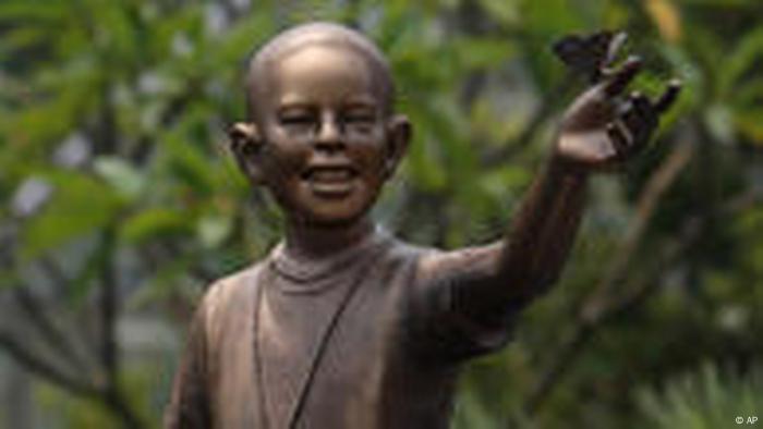 Indonesian Obama statue