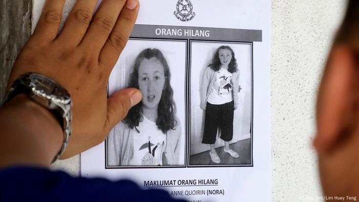 一名警察粘贴了15岁的娜拉·安·奎伊琳（Nora Anne Quoirin）的照片