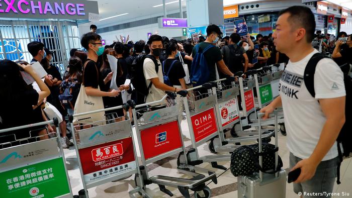 Hong Kong Airport Flights Resume After Violent Protests News Dw 14 08 2019