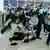Policía ataque a manifestantes en aeropuerto de Hong Kong.
