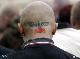 Demonstracja NPD i skinów w Erfurcie. Symbol swastyki, zakazany w Niemczech, jest zaklejony plastrem