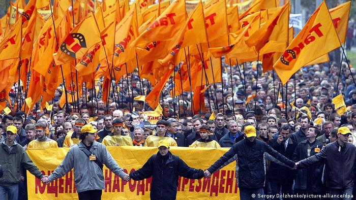 Manifestación concurrida, con banderas anaranjadas, durante la Revolución Naranja en Ucrania. (2004).