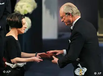 诺贝尔文学奖得主赫塔·米勒领取获奖证书