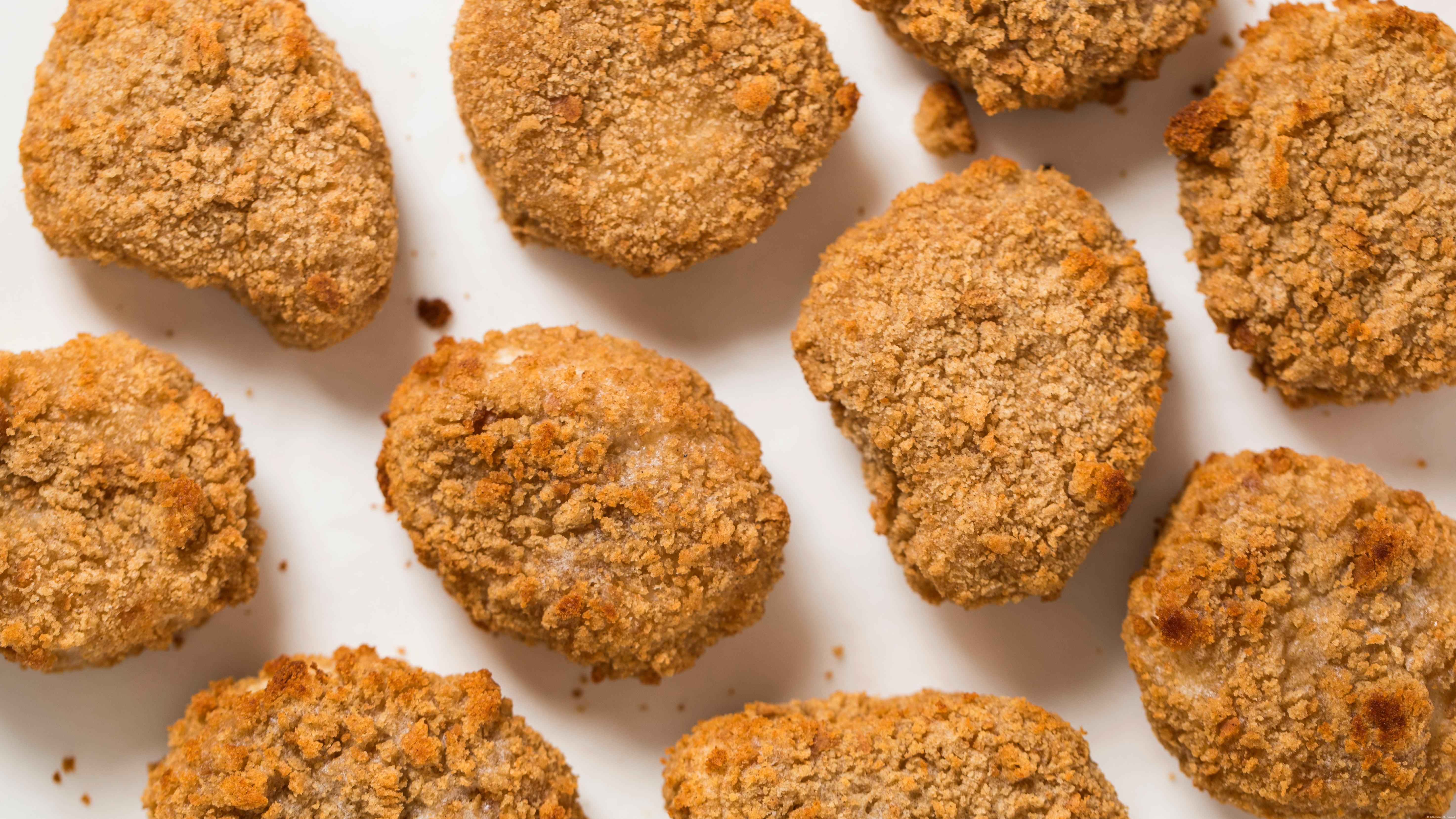 Los investigadores demostraron que los nuggets de pollo procesados contenían 30 veces más microplásticos por gramo que las pechugas naturales.