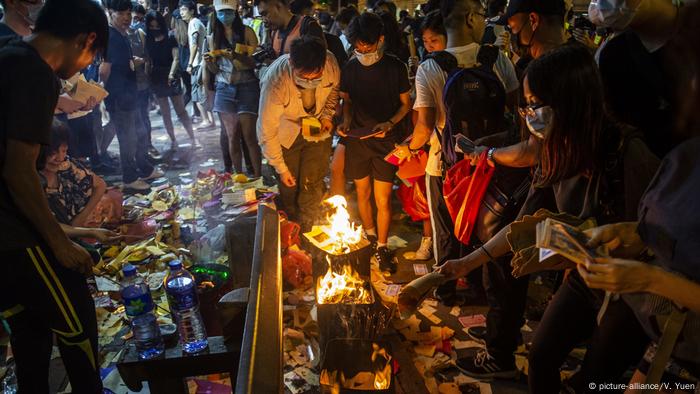 China, Hongkong: Neue Proteste mit Feuer (picture-alliance/V. Yuen)