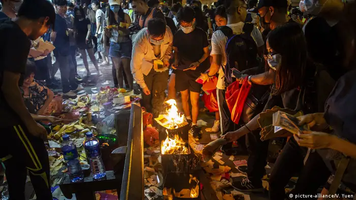 China, Hongkong: Neue Proteste mit Feuer (picture-alliance/V. Yuen)