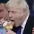 Premiê britânico Boris Johnson come sorvete de casquina adornado por bandeira britânica