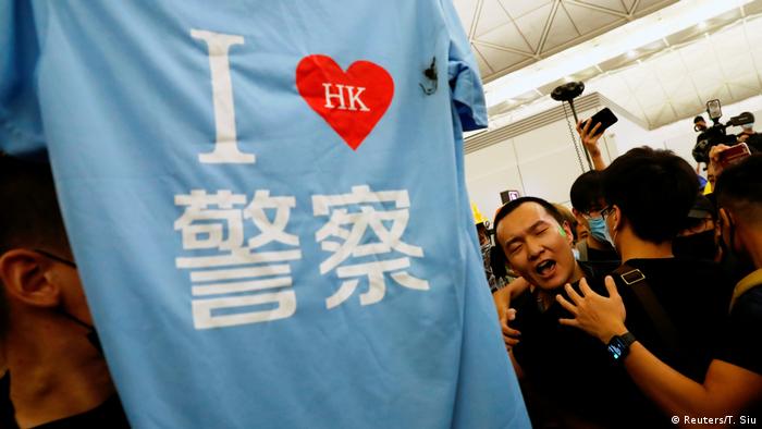 2019年8月13日，付国豪在香港机场遭到示威者围攻和搜身t