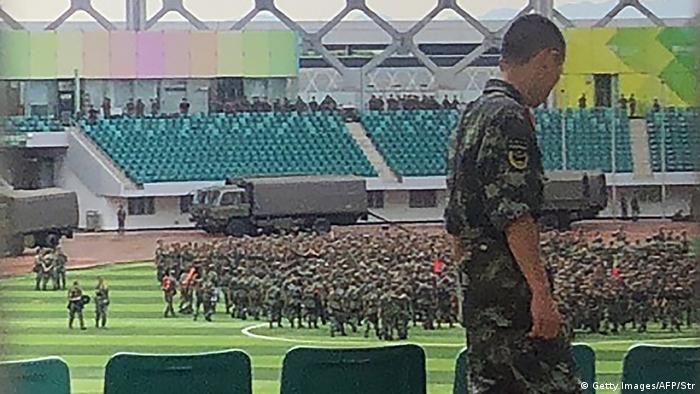 Chinesische Militärangehörige im Inneren des Stadions