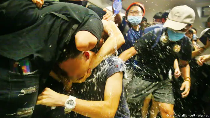 Hongkong International Airport | Chinese wird von Demonstranten angegriffen die ihn für einen Undercover Polizisten halten