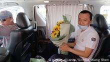 (190815) -- BEIJING, Aug. 15, 2019 (Xinhua) -- Fu Guohao (R), a journalist from Global Times, a Beijing-based newspaper, leaves Princess Margaret Hospital in south China's Hong Kong, Aug. 14, 2019. More than 100 of Hong Kong residents came to the hospital on Wednesday, where the reporter assaulted by violent protesters last night at the Hong Kong airport received treatment, voicing their support for his bravery and strong opposition to escalating violence in Hong Kong.
Fu Guohao was seized by a group of masked protesters when covering the situation at the airport on Tuesday night. He had been assaulted and detained before finally rescued by police as protesters flooding the airport refused to let him and first-aid personnel go. (Xinhua/Wang Shen) | Keine Weitergabe an Wiederverkäufer.