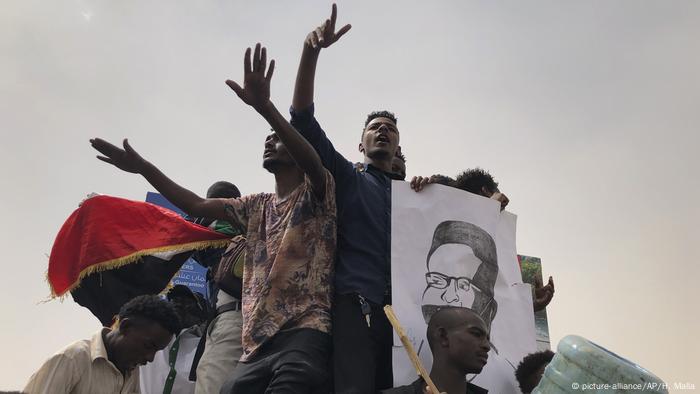 Sudan, Khartoum: Proteste gegen Militärregierung (picture-alliance/AP/H. Malla)