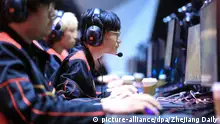 17.04.2019, China, Hangzhou: FunPlus Phoenix (FPX) jungler Gao Tian-Liang competes against Topsports Gaming in their Third Place Match of the LPL Spring Playoffs 2019 in Hangzhou city, east China's Zhejiang province, 17 April 2019.
FPX defeated TOP 3-1 to win the third place. Foto: Zhejiang Daily/Imaginechina/dpa |