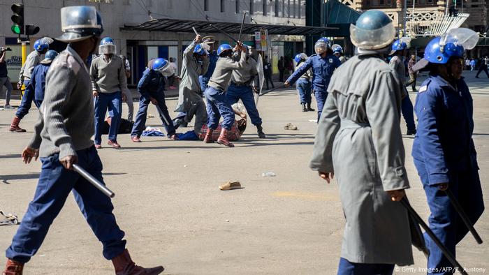 La policía suele utilizar la violencia contra los manifestantes en Zimbabue, como aquí durante una protesta opositora en 2019.