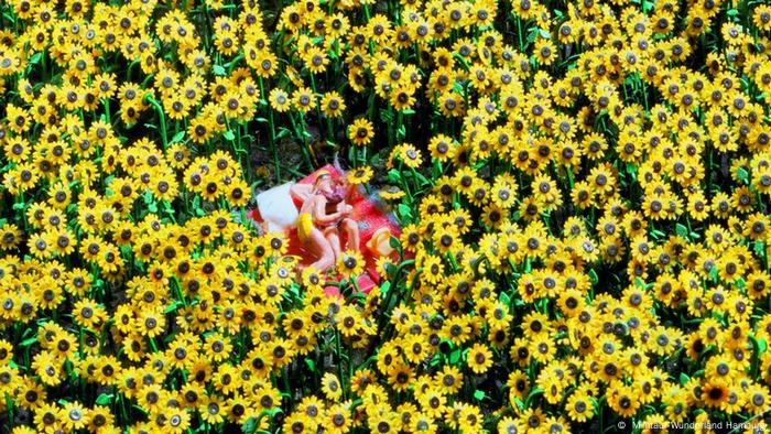 A couple in a sunflower field - figurines in Miniatur Wunderland ( Miniatur Wunderland Hamburg)