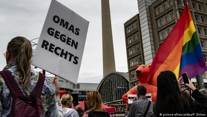 Na Alemanha, a organização de idosas Omas Gegen Rechts (Vovós contra a Extrema Direita) é famosa