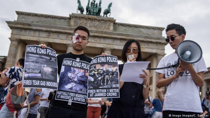 Foto de personas protestando en Berlín en solidaridad con Hong Kong