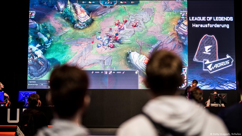 Esports keeps the lights on, as COVID-19 shuts down global sports | News |  DW | 22.03.2020
