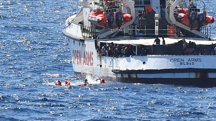 Verzweifelte Migranten sprangen im August 2019 ins Meer, weil die überfüllte Open Arms nicht anlanden durfte