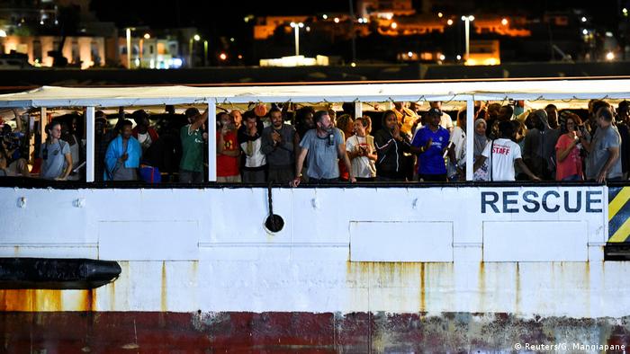Seenotrettung Open Arms Migranten dürfen in Lampedusa an Land